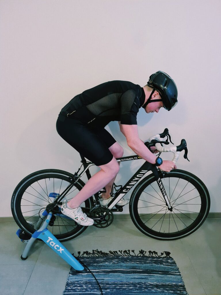 cykelposition med händerna i bockstyret